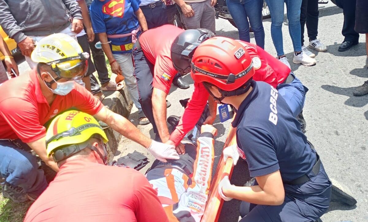 Paramédicos del Cuerpo de Bomberos de El Carmen auxiliaron al peatón que fue atropellado por una moto.