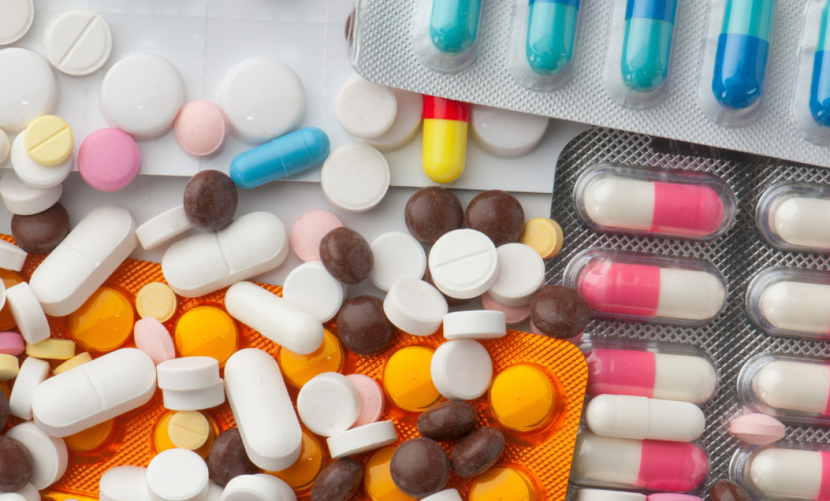 Partir pastillas y abrir las cápsulas para tragarlas mejor puede alterar la eficacia