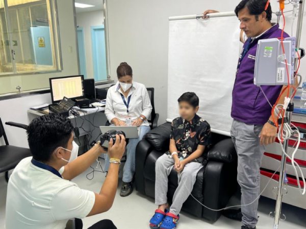 Pasaporte de emergencia permite a niño viajar a España para implante de médula ósea