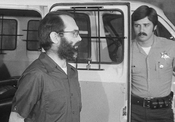 Patrick Wayne Kearney, conocido como el “Asesino de la Autopista” y el “Asesino de las Bolsas de Basura”, confesó haber asesinado al menos a 21 personas.