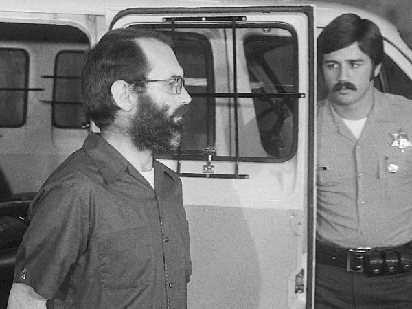 Patrick Wayne Kearney, conocido como el “Asesino de la Autopista” y el “Asesino de las Bolsas de Basura”, confesó haber asesinado al menos a 21 personas.