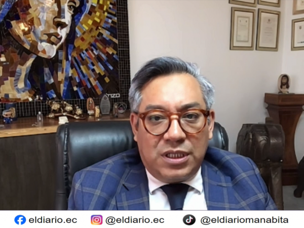Paúl Ocaña, presidente del Colegio de Abogados de Pichincha, durante entrevista en Manavisión Plus.