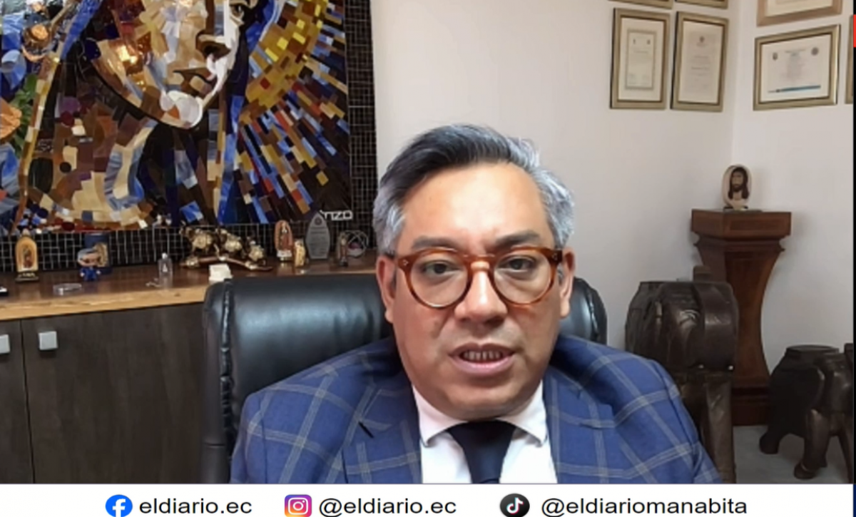 Paúl Ocaña, presidente del Colegio de Abogados de Pichincha, durante entrevista en Manavisión Plus.
