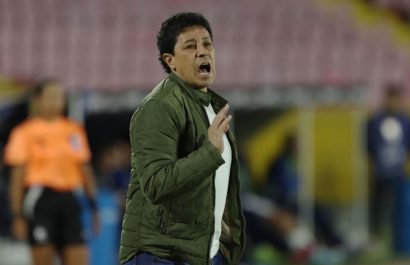 Paúl Vélez sancionado seis meses por la CONMEBOL tras críticas al arbitraje femenino.