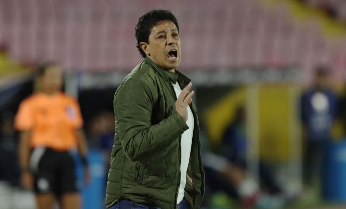 Paúl Vélez sancionado seis meses por la CONMEBOL tras críticas al arbitraje femenino.