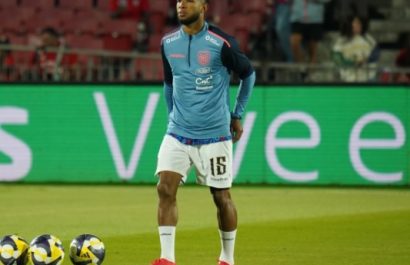 Pedro Vite calentando con la selección de Ecuador