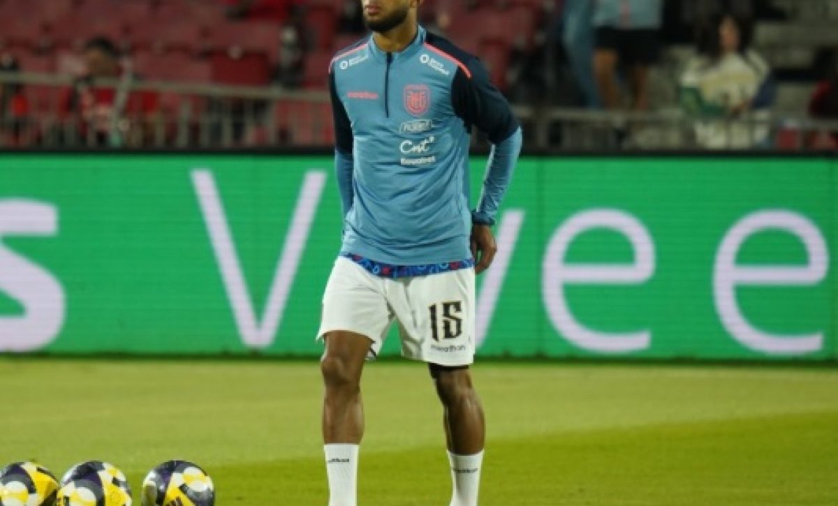 Pedro Vite calentando con la selección de Ecuador