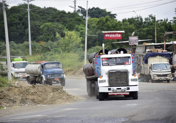 ¡Peligro en Portoviejo! Baches y montículos amenazan a conductores