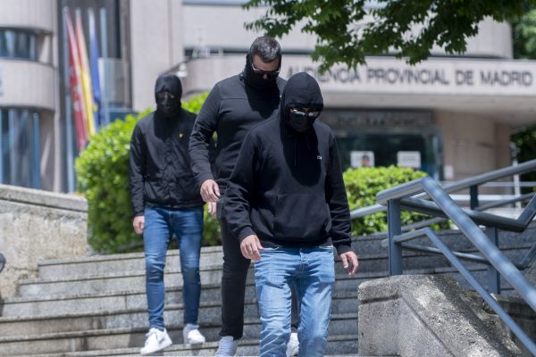 Penas de hasta 22 meses de cárcel y prohibición de ir a estadios para ultras que colgaron un muñeco de Vinícius Júnior