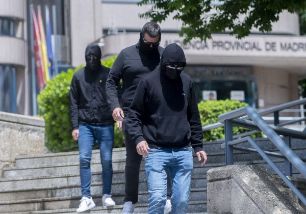 Penas de hasta 22 meses de cárcel y prohibición de ir a estadios para ultras que colgaron un muñeco de Vinícius Júnior