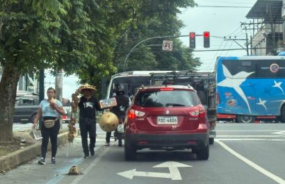 Pequeños comerciantes reemplazan a los limpia parabrisas en Santo Domingo, devolviendo orden y seguridad a las calles.