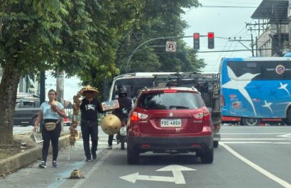 Pequeños comerciantes reemplazan a los limpia parabrisas en Santo Domingo, devolviendo orden y seguridad a las calles.