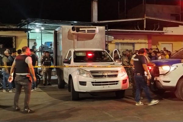 Personal de Criminalística en la escena del asesinato en el barrio Las Cumbres