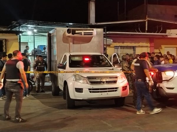 Personal de Criminalística en la escena del asesinato en el barrio Las Cumbres