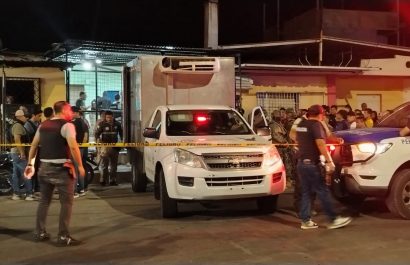 Personal de Criminalística en la escena del asesinato en el barrio Las Cumbres