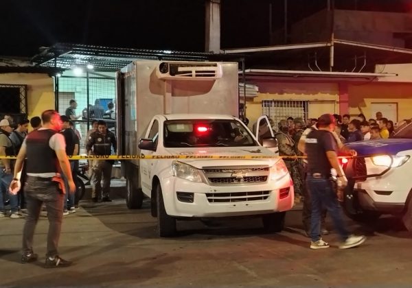 Personal de Criminalística en la escena del asesinato en el barrio Las Cumbres