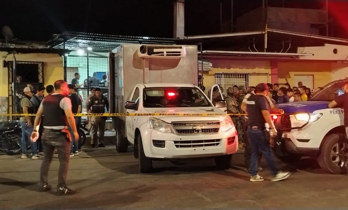 Personal de Criminalística en la escena del asesinato en el barrio Las Cumbres