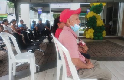 Personas esperando para registrarse en la ventanilla de 24 de Mayo.
