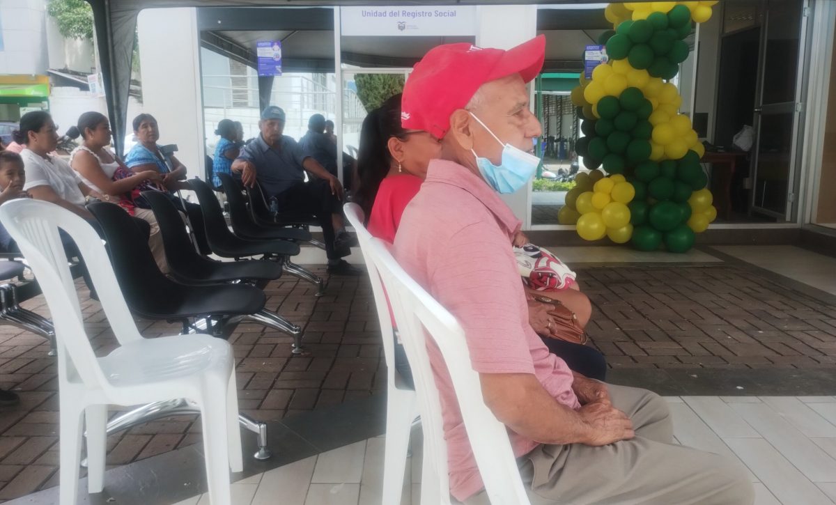 Personas esperando para registrarse en la ventanilla de 24 de Mayo.