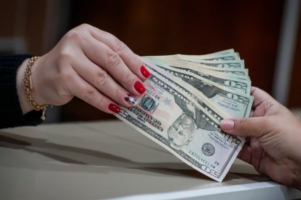 En Ecuador las transacciones económicas se hacen con dólares americanos
