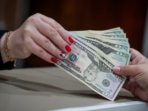 En Ecuador las transacciones económicas se hacen con dólares americanos