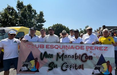 Personeros del Club Social La Esquina de Pérez de la Ciudad de Portoviejo, durante Desfile Ecuatoriano en Queens, Nueva York