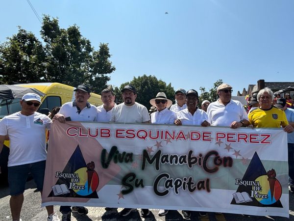 Personeros del Club Social La Esquina de Pérez de la Ciudad de Portoviejo, durante Desfile Ecuatoriano en Queens, Nueva York