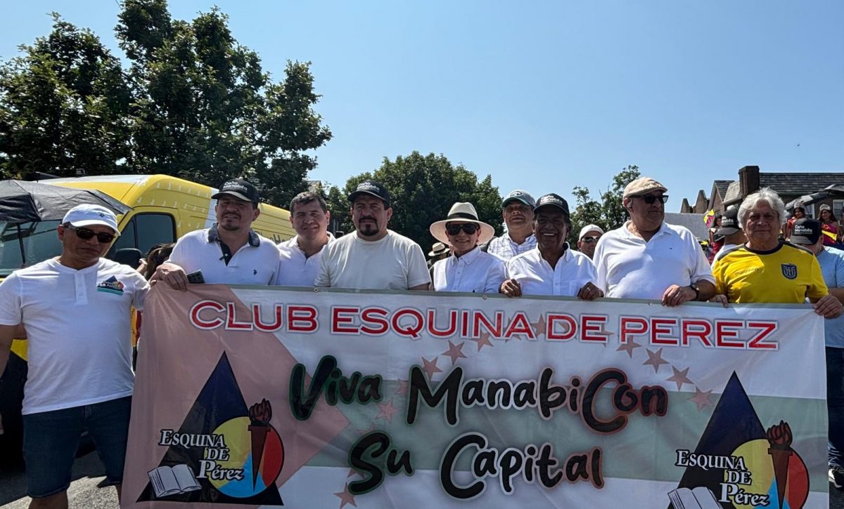 Personeros del Club Social La Esquina de Pérez de la Ciudad de Portoviejo, durante Desfile Ecuatoriano en Queens, Nueva York