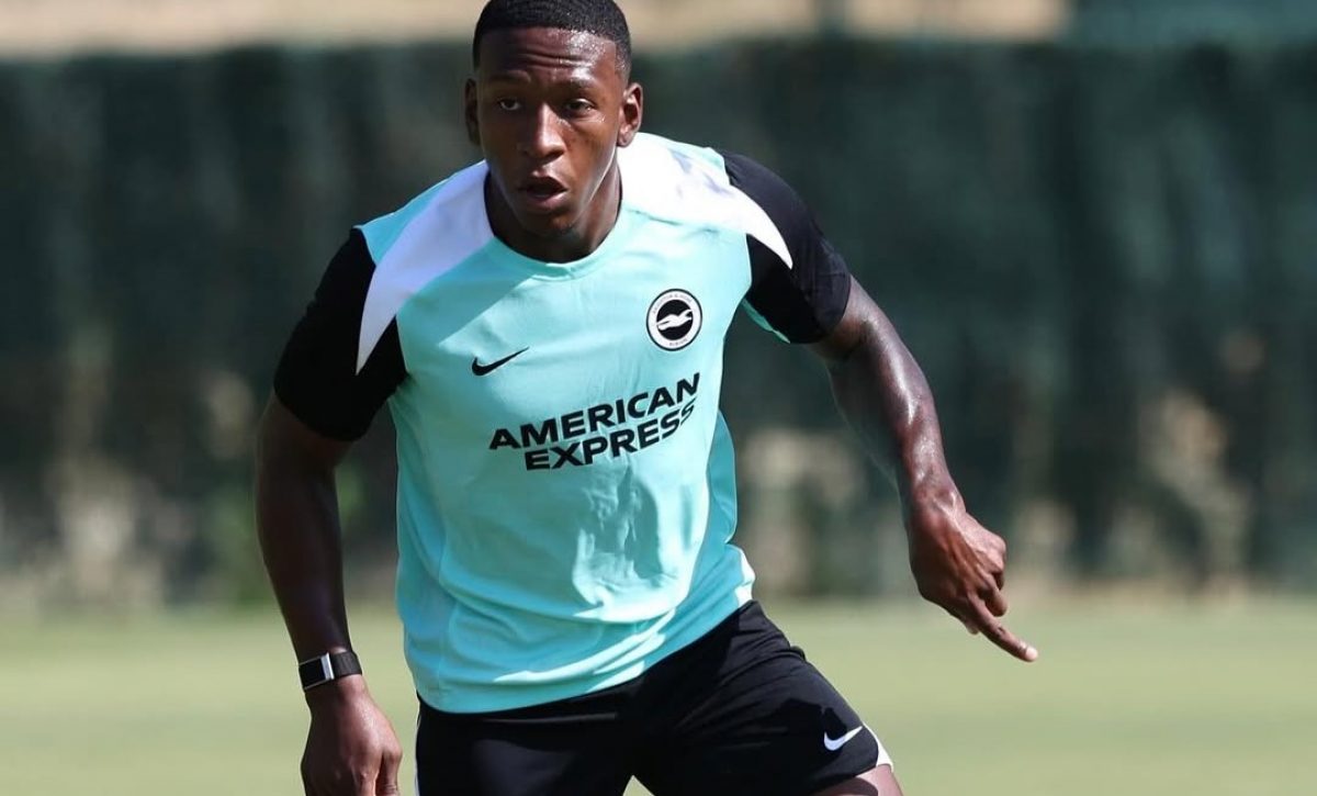 Pervis Estupiñán busca salida del Brighton mientras juega en victoria ante Stoke City