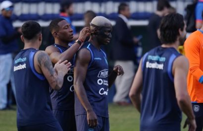 Pervis Estupiñán le coloca la máscara protectora a Moisés Caicedo durante la práctica de la selección de Ecuador