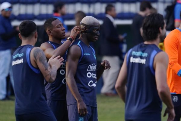 Pervis Estupiñán le coloca la máscara protectora a Moisés Caicedo durante la práctica de la selección de Ecuador