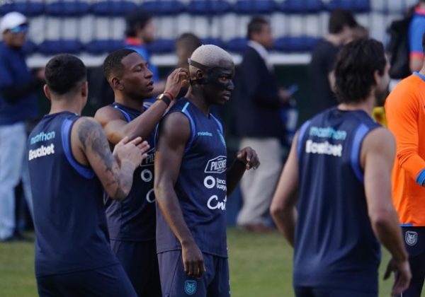Pervis Estupiñán le coloca la máscara protectora a Moisés Caicedo durante la práctica de la selección de Ecuador