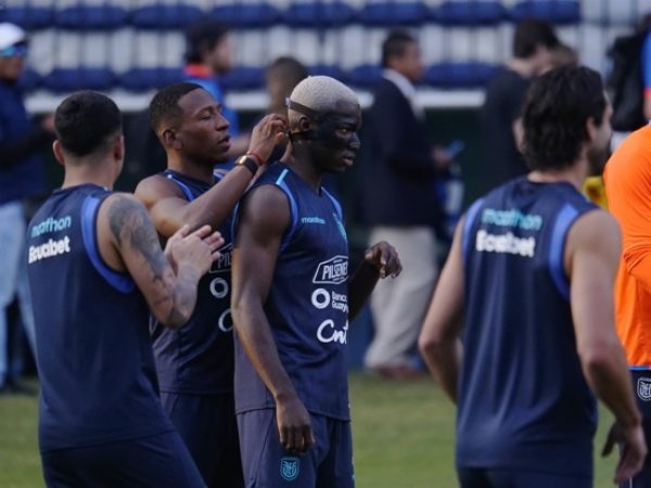 Pervis Estupiñán le coloca la máscara protectora a Moisés Caicedo durante la práctica de la selección de Ecuador
