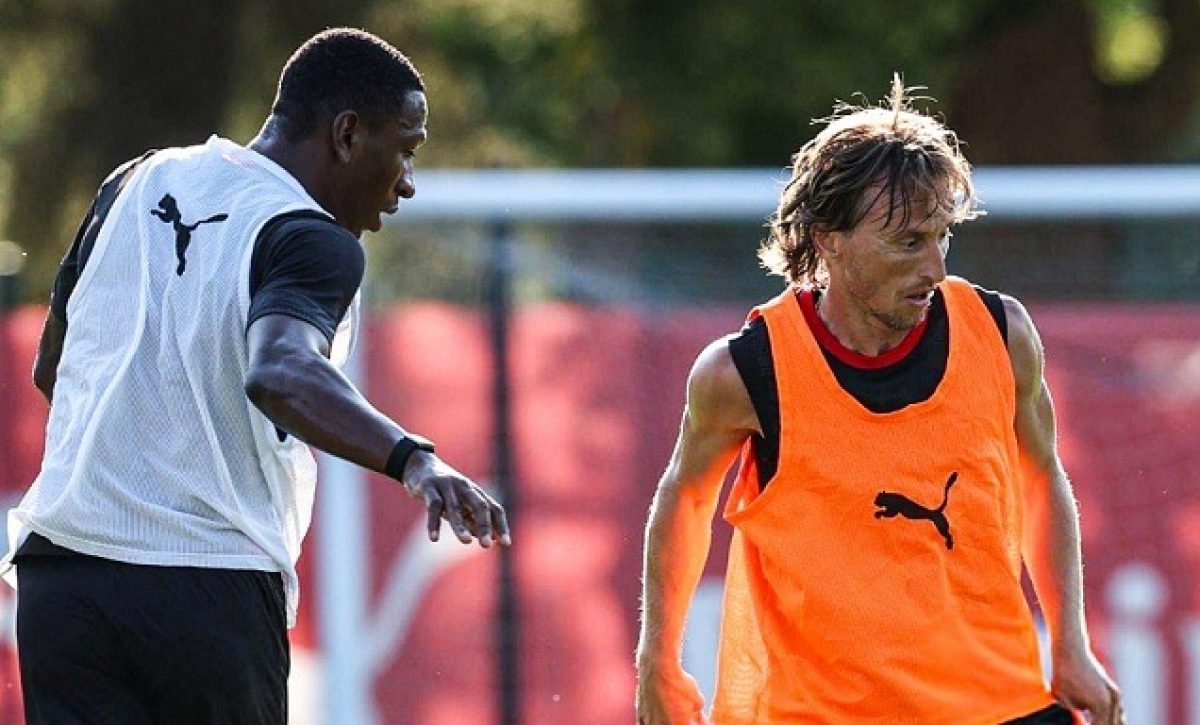 Pervis Estupiñán entrena por primera vez junto a Luka Modrić en el AC Milan.
