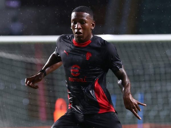 Pervis Estupiñán ya entrena con el Milán tras ser contratado por ese club italiano. FOTO: Milan