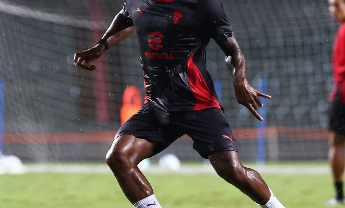 Pervis Estupiñán ya entrena con el Milán tras ser contratado por ese club italiano. FOTO: Milan