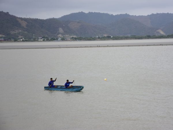 Los pescadores aprovechan la marea alta para pescar con anzuelos.