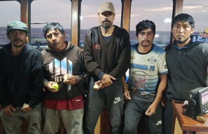 Pescadores peruanos rescatados por la Armada de Ecuador tras 50 días a la deriva