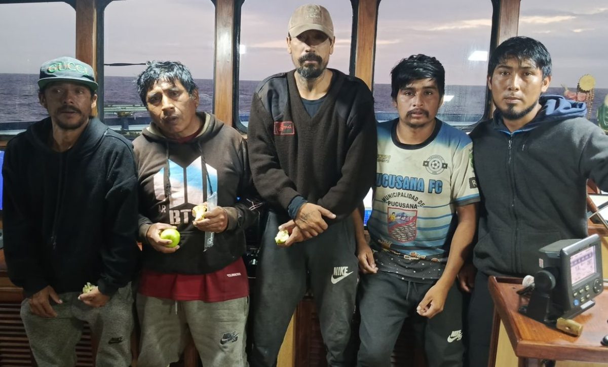 Pescadores peruanos rescatados por la Armada de Ecuador tras 50 días a la deriva