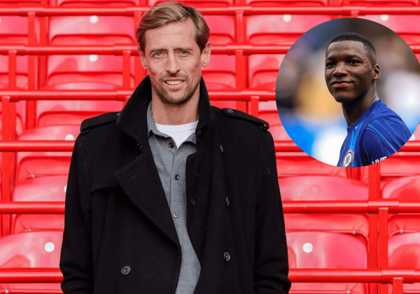 Peter Crouch elogia el rol de Moisés Caicedo como lateral invertido en Chelsea
