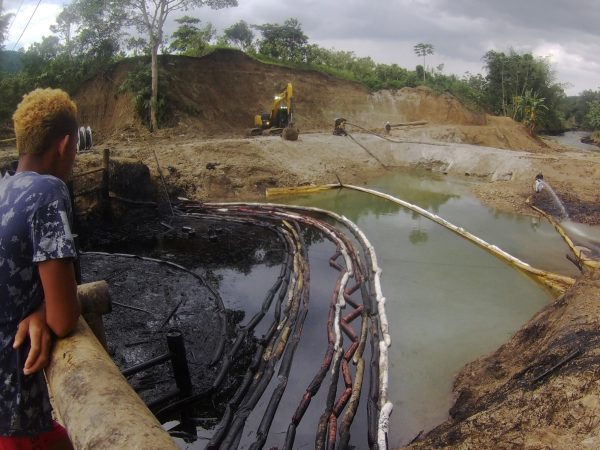 Petroecuador indemniza con 1.4 millones de dólares a las personas afectadas por el derrame de combustible registrado el 13 de marzo en Esmeraldas.