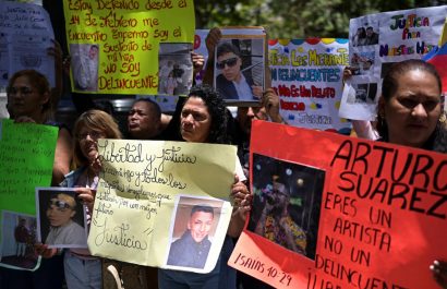 Familiares exigen a la ONU liberar a venezolanos presos en El Salvador tras ser deportados por EE. UU.