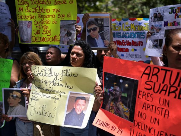 Familiares exigen a la ONU liberar a venezolanos presos en El Salvador tras ser deportados por EE. UU.