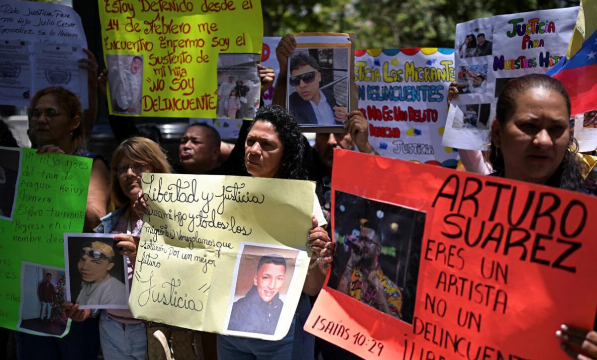Familiares exigen a la ONU liberar a venezolanos presos en El Salvador tras ser deportados por EE. UU.