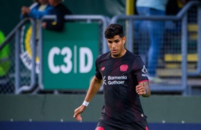 El defensa ecuatoriano Piero Hincapié, debe decidir si fichar por el Arsenal o el Tottenham Hotspur