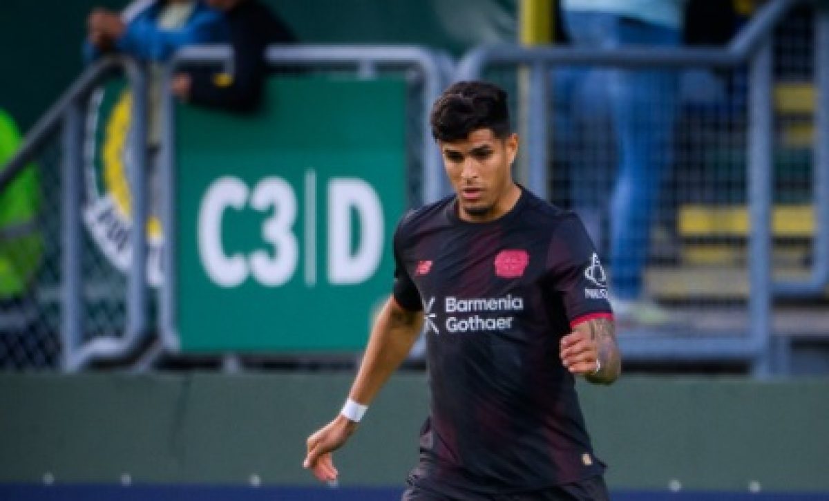 El defensa ecuatoriano Piero Hincapié, debe decidir si fichar por el Arsenal o el Tottenham Hotspur
