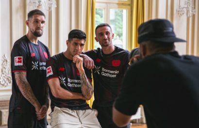 Piero Hincapié y sus compañeros posando con la nueva camiseta del Leverkusen. FOTO: Bayer Leverkusen