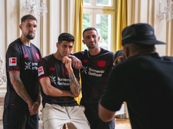 Piero Hincapié y sus compañeros posando con la nueva camiseta del Leverkusen. FOTO: Bayer Leverkusen