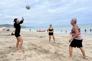 Tairon Meza, aprovechó el feriado para visitar la playa de Crucita, donde jugó con su familia.