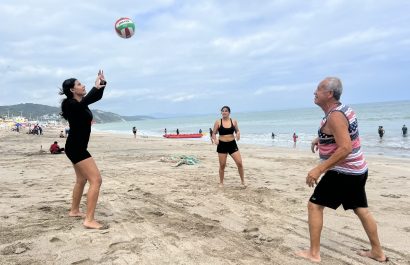 Tairon Meza, aprovechó el feriado para visitar la playa de Crucita, donde jugó con su familia.